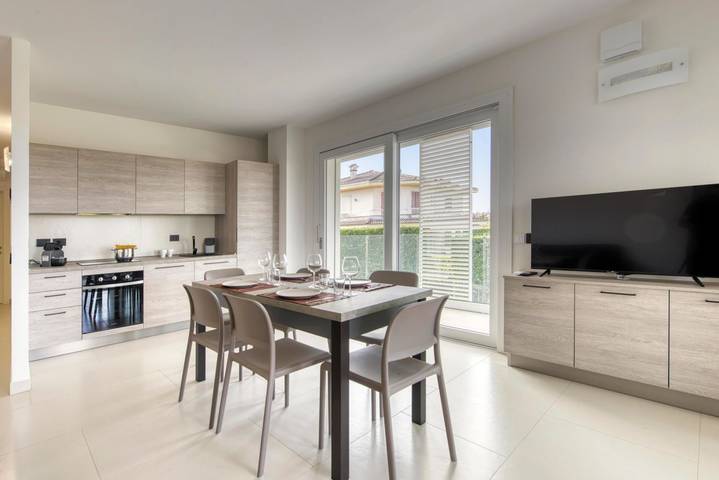 Apartamento entero, Apartamento de vacaciones para 4 personas con balcón/terraza in Lazise, Montañas Garda