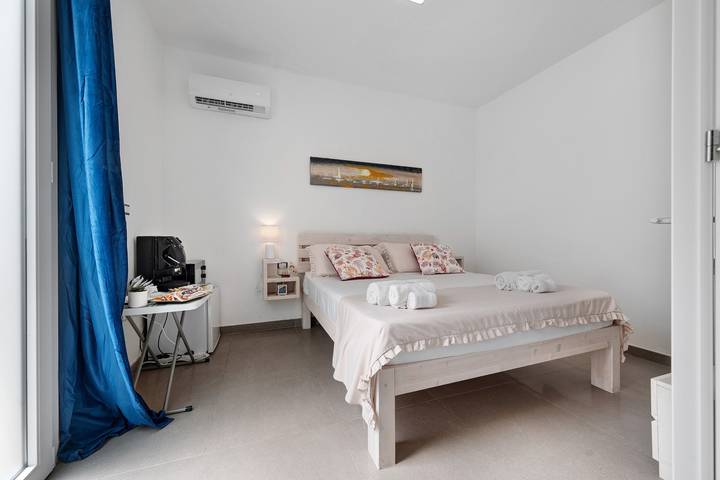 Holiday Home 'Romantic Suite' with Shared Garden, Wi-Fi and Air Conditioning in Orange Sun, Porto Cesareo