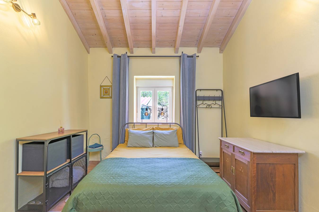 Apartamento inteiro, Apartamento 'Sunny' com vista para a montanha, piscina partilhada e Wi-Fi in Relíquias, Alentejo Litoral