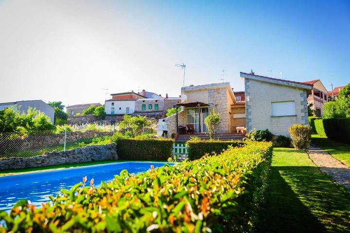 Chalet para 6 personas, con vistas además de balcón y piscina en Valle del Alberche