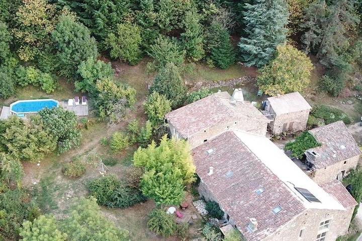 Location de vacances pour 2 personnes, avec jardin et piscine à Bozas