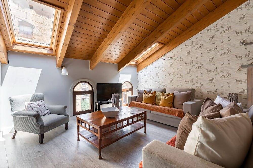 Apartamento entero, Ático de Lujo con 3 habitaciones y Jacuzzi in Adahuesca, Provincia de Huesca