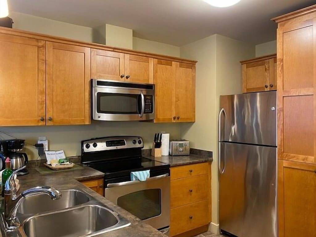 Ganze Wohnung, Après Alpine : 2-bedroom condo with hot tub and mountain views in Kicking Horse