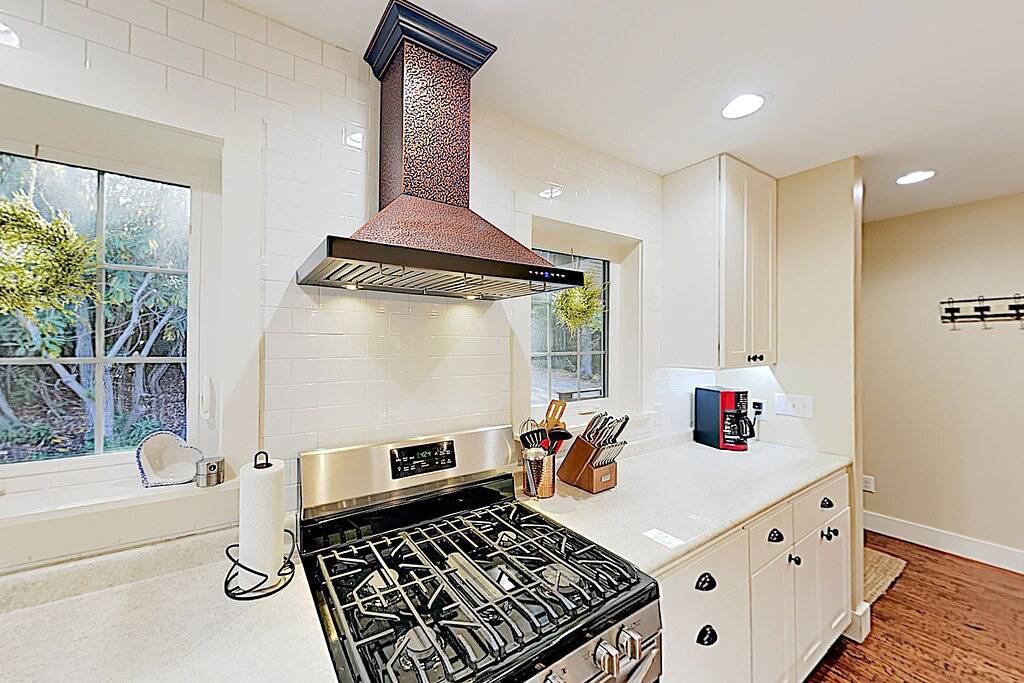 Enchanting new build with screened porch & gourmet kitchen - dog friendly in McDowell County