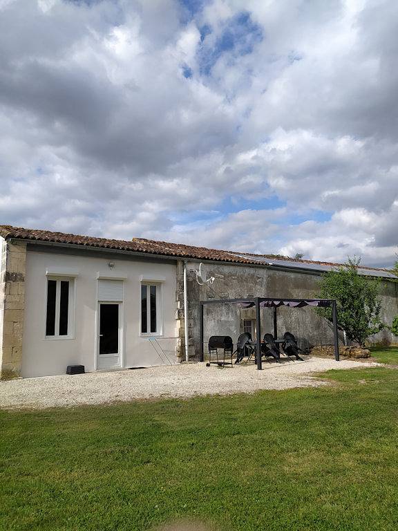 Gîte pour 5 personnes, avec jardin ainsi que piscine et terrasse à Gémozac - 2