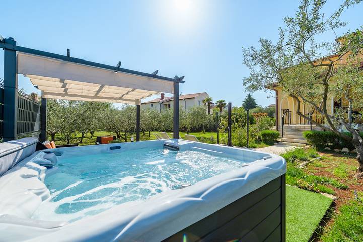 Ferienwohnung für 5 Personen, mit Garten und Whirlpool sowie Terrasse, kinderfreundlich in Poreč