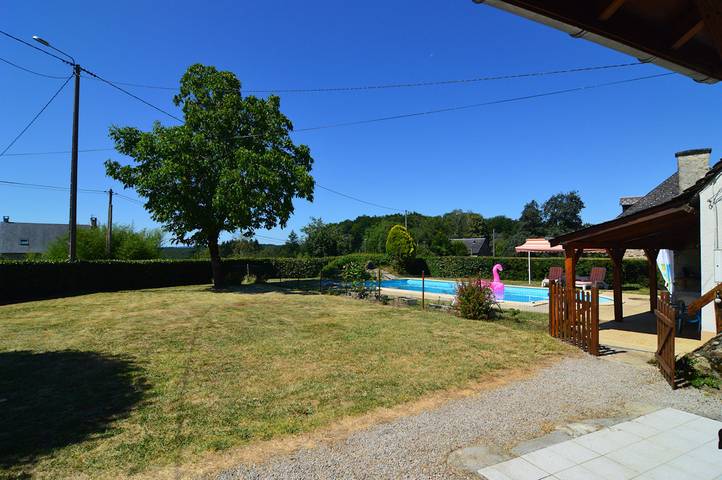 Gîte pour 14 personnes, avec terrasse ainsi que jardin et piscine en Corrèze - 4