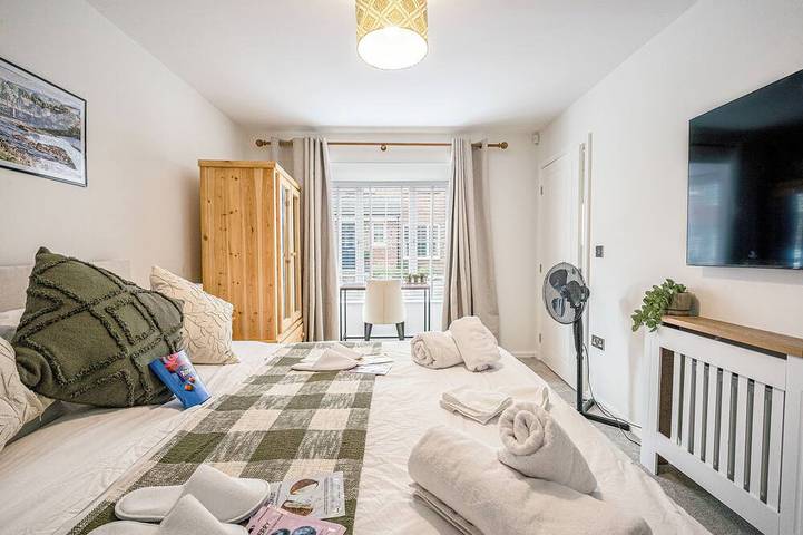 4 Bed House | Sleeps up to 8 | Parking & Garage | Contractor & Corporate Stays in Wakefield, Westliches Yorkshire