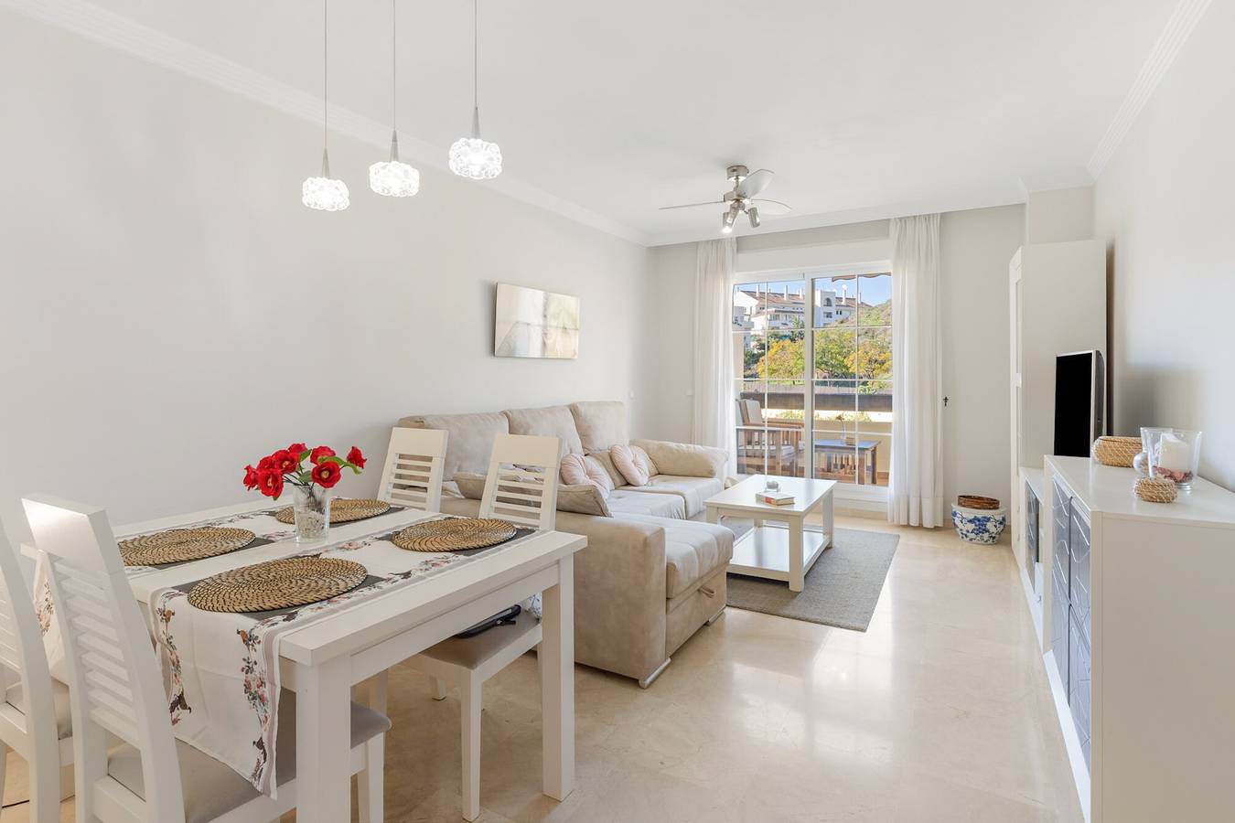 Entire apartment, Benalmádena-Arenal Golf Apartment with Shared Pool, Wi-Fi, and Air Conditioning in Torrequebrada, Benalmádena
