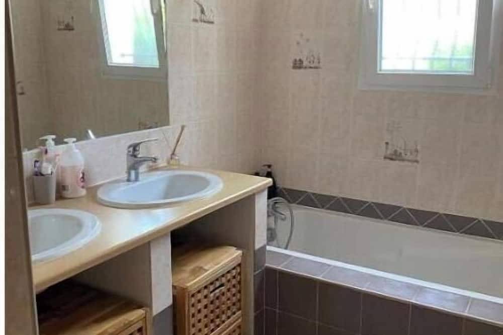 Charming 1-bedroom house with terrace near Saint-Guilhem-le-Desert in Gignac, Lodève und Umgebung