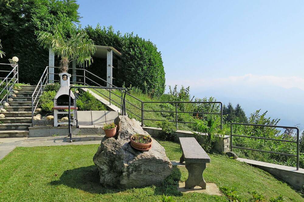 Stunning private villa for 4 people with private pool, Wifi, Tv, terrace and parking in Viggiona, Trarego Viggiona