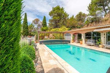 « Green Room » avec piscine partagée, Wi-Fi et climatisation