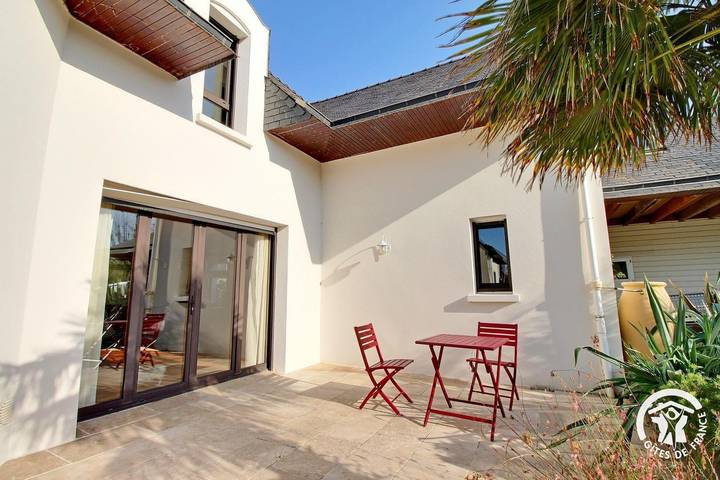 Gîte pour 10 personnes, avec terrasse ainsi que jardin et piscine à Larmor-Baden - 4