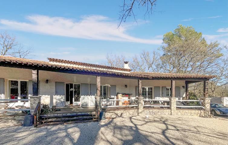 Location de vacances pour 6 personnes, avec terrasse ainsi que piscine et jardin à Tourrettes - 2