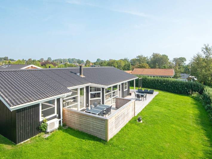 Ferienhaus für 10 Personen, mit Terrasse und Pool sowie Sauna in Pøt Strandby