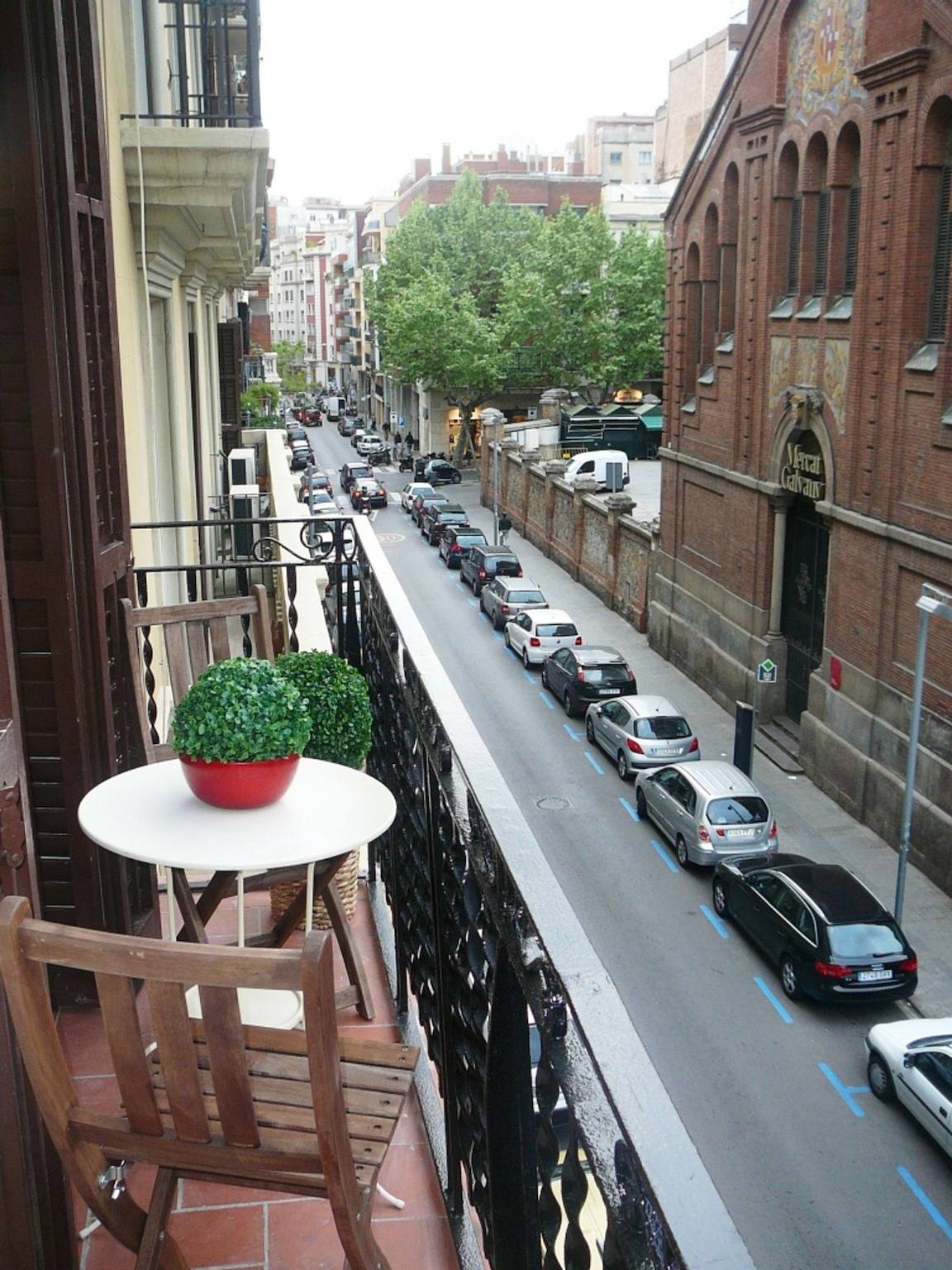 Apartamento inteiro, Mirall,En El Mejor Barrio De La Ciudad, frente a un mercado emblemático, rodeado de comercios y restaurantes y muy bien comunicado con todo. in Centro Barcelona, Barcelona