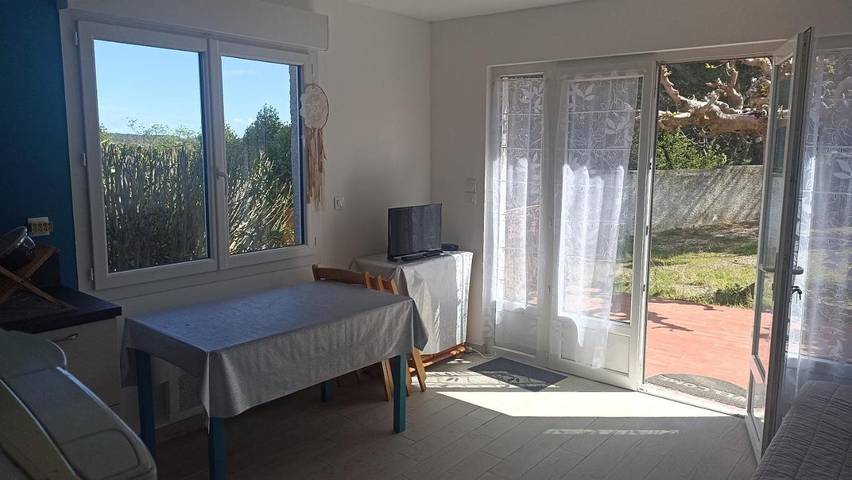 Location de vacances pour 5 personnes, avec terrasse ainsi que vue et piscine à Faugères - 2