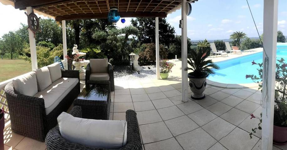 Location de vacances pour 5 personnes, avec piscine et terrasse à Malaussanne