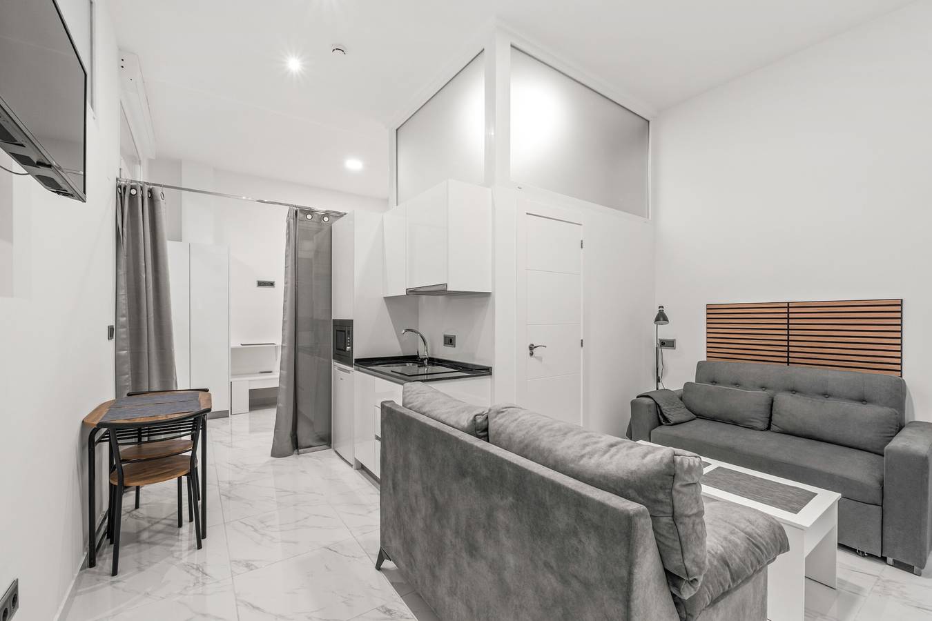 Loft Room 'Bajo 3' with Private Terrace and Air Conditioning in Torrevieja Centre, Torrevieja