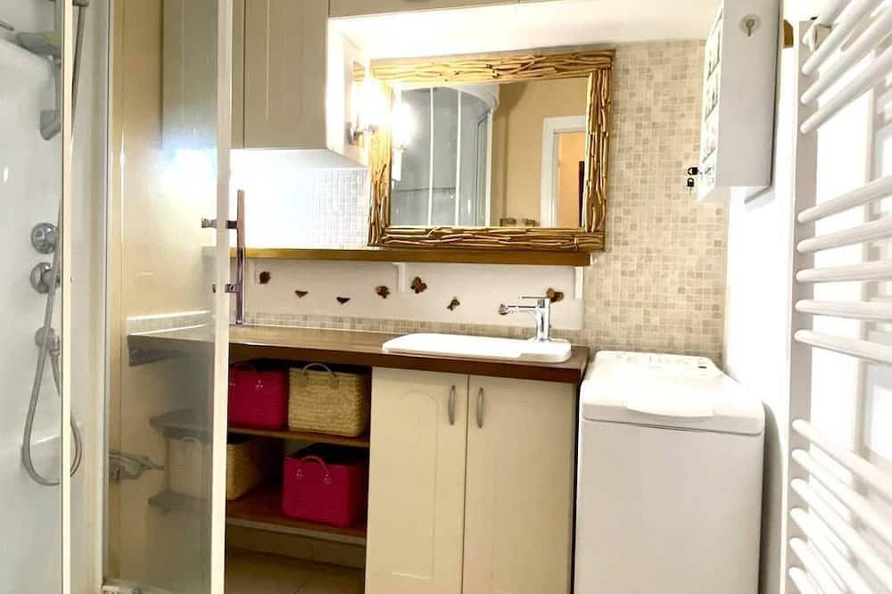 Entire apartment, Beautiful Renovated 3-Star T1 Bis With Large Terrace, Wifi And Parking Space in Vernet-les-Bains, Parc naturel régional des Pyrénées catalanes