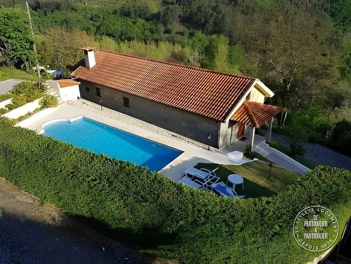 Casa rural para 6 personas, con terraza además de piscina y jardín en Amares