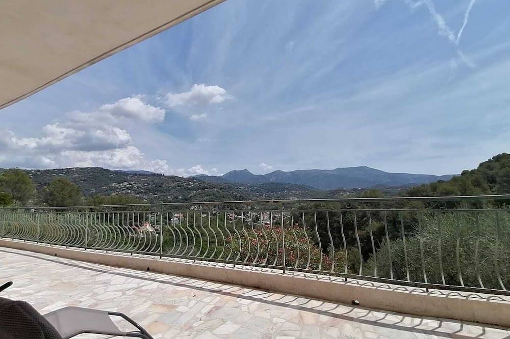Séjour en Pleine Nature, vue Imprenable, Jacuzzi in Contes, Nice region