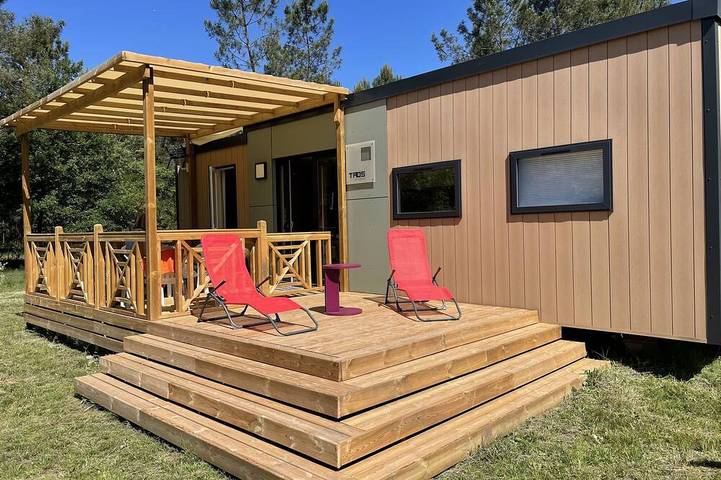 Mobil home pour 6 personnes, avec terrasse ainsi que jardin et piscine à Luglon