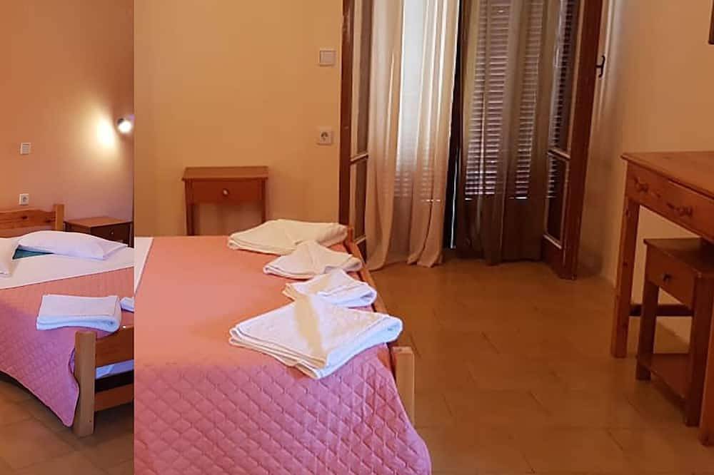 Entire apartment, 4 Studios, 150 meters from the Sea (8 to 12 persons) in Psarou, Alykes