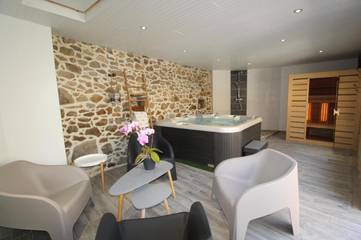 Gîte pour 5 personnes, avec jacuzzi ainsi que sauna et terrasse à Savas
