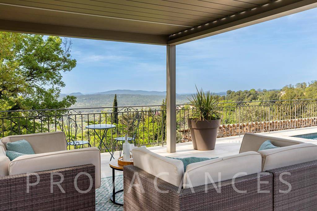 Schönes Ferienhaus mit beheizter Pool und Blick in Montauroux in Montauroux, Draguignan Region