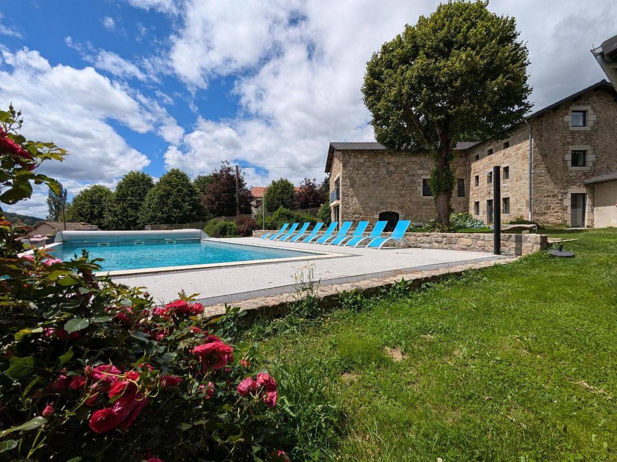 Gîte confortable avec piscine chauffée, pour 23 pers., idéal pour familles et amis - Fr-1-582-101 in Lapte, Haute-Loire