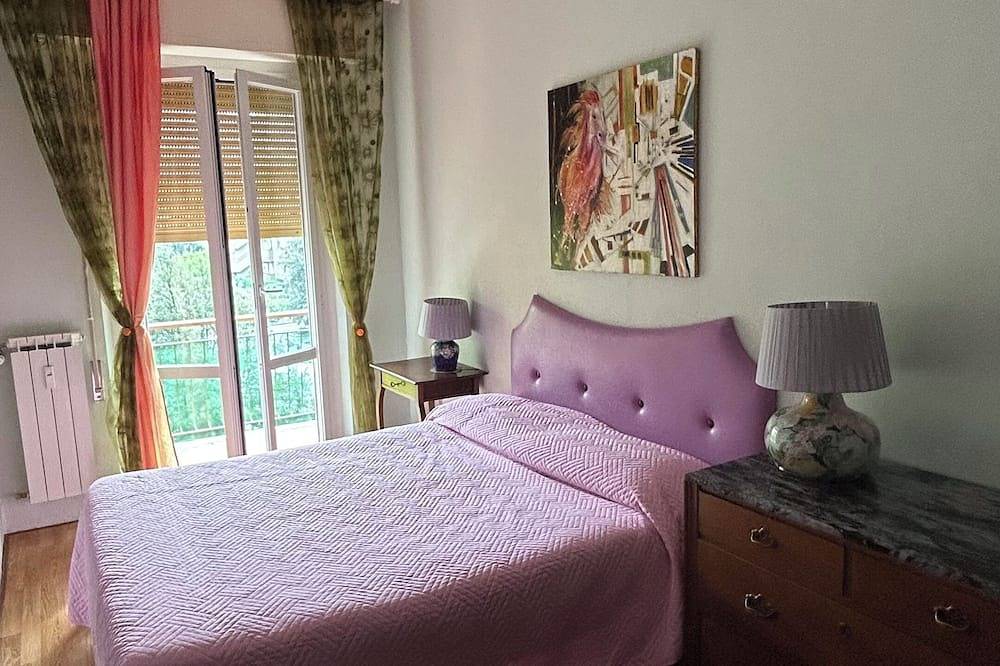 Entire apartment, Three-Room Apartment La Formica Azzurra, terrace overlooking hills, yes pets, near center in Lavagna, Lavagna Municipality