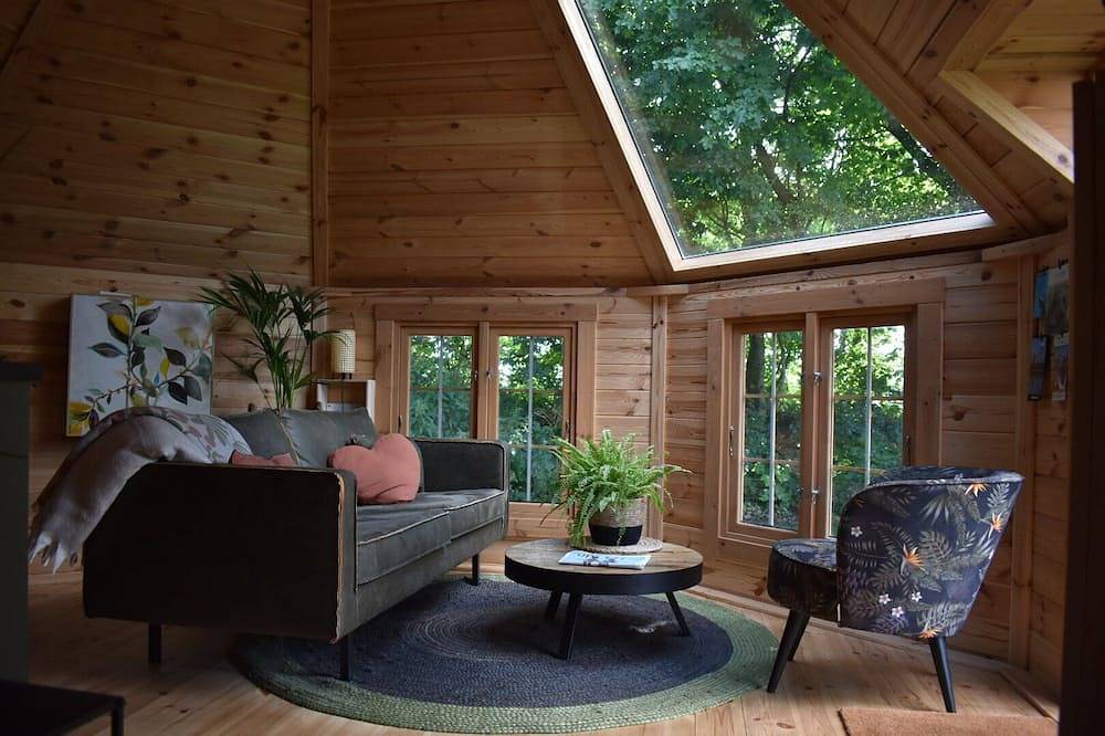 Finnish kota with a private wood-fired barrel sauna in Ijsselmeer