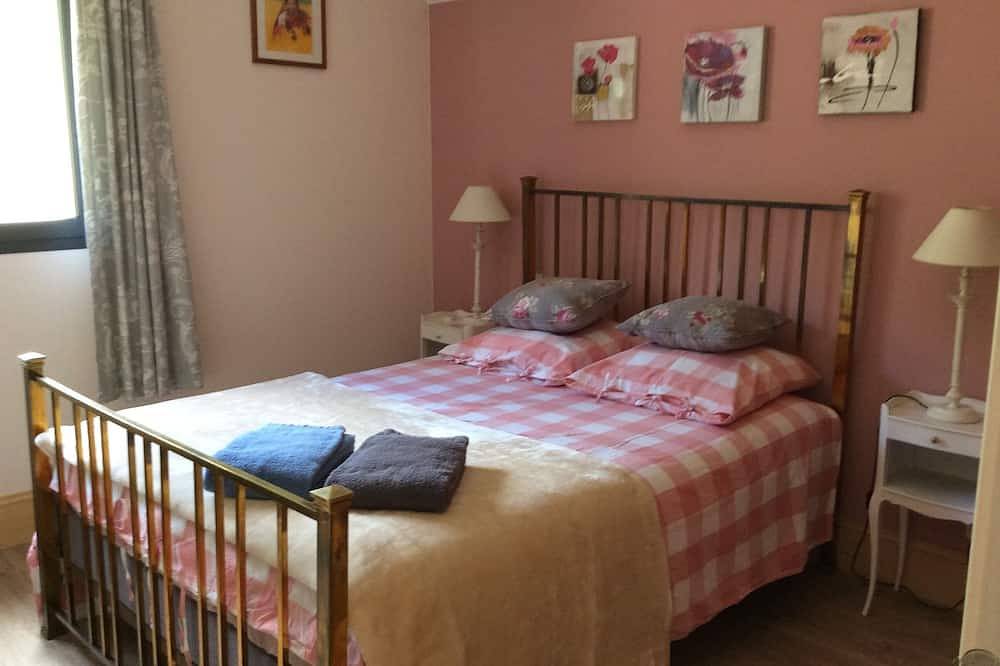 In the heart of Burgundy, in a quiet location, pretty renovated farmhouse for 8 people. in Frôlois, Montbard und Umgebung