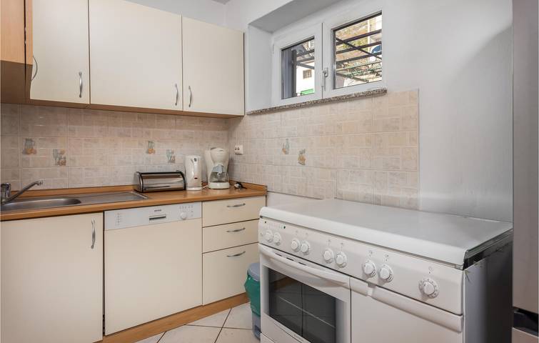 Ganze Ferienwohnung, Gemütliche Ferienwohnung mit Terrasse und Blick ins Grüne, 1 km vom Strand entfernt in Senj, Kvarner Festland