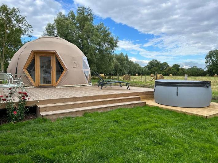 Tente pour 2 personnes, avec jacuzzi ainsi que jardin et terrasse dans la Somme