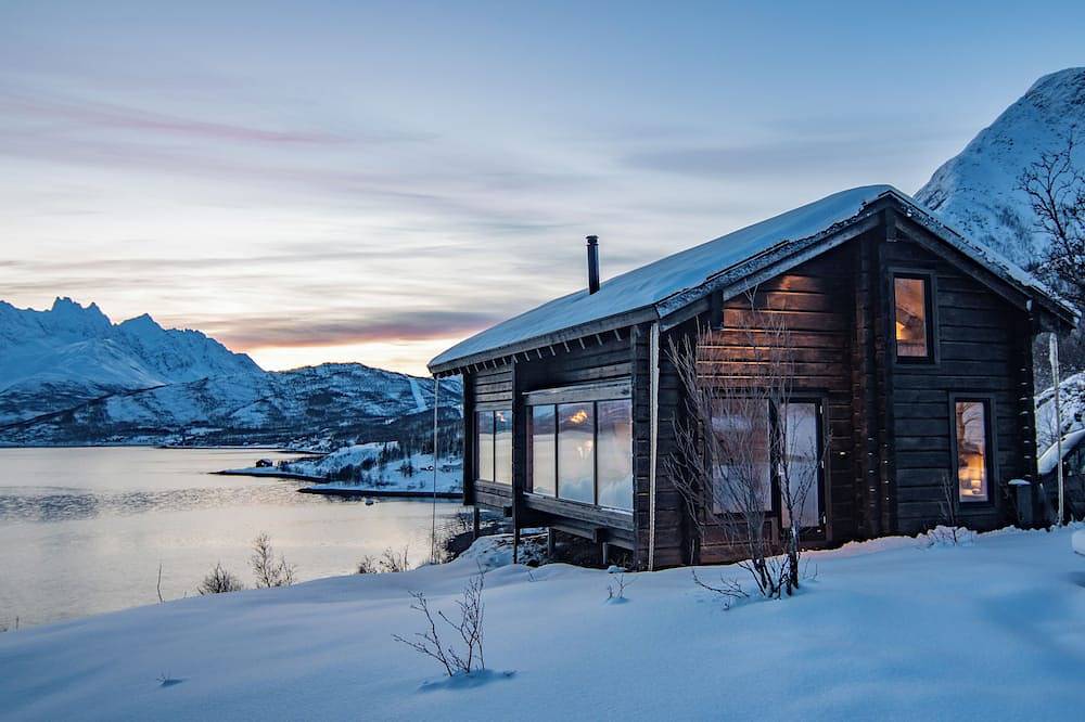 Sommarbukt - \"Tind\" Aurora Hideaway | Premium Fjord Lodge in Tromsø