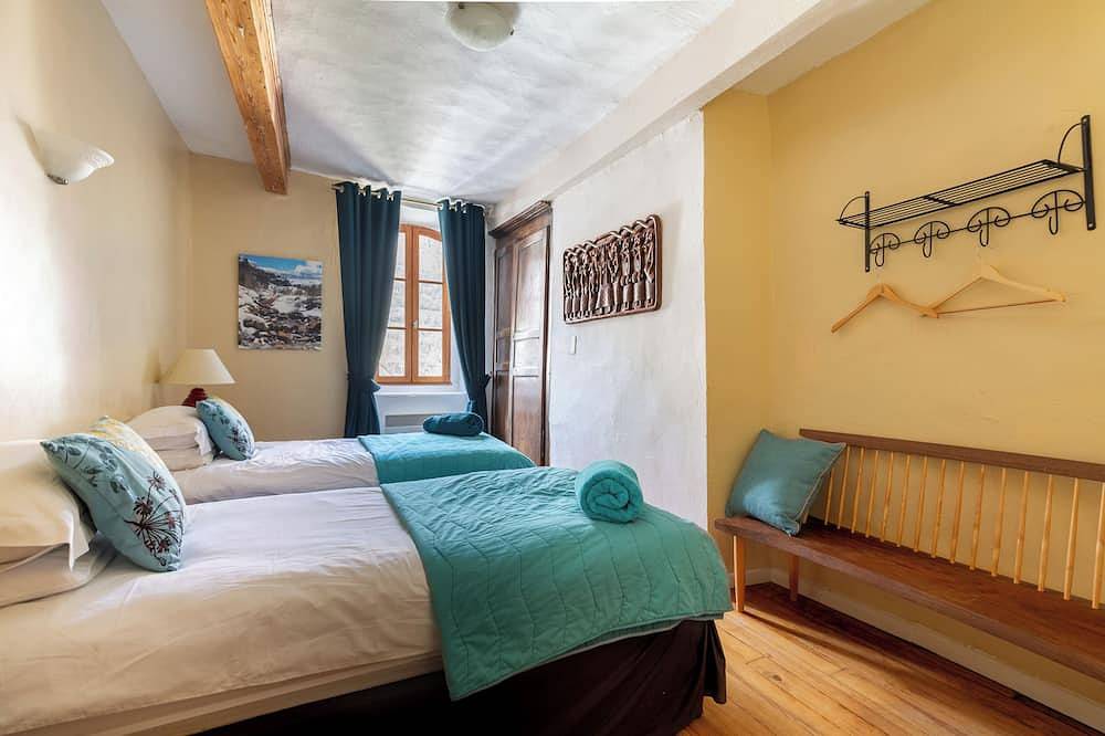 Superb holiday home sleeping up to14 in heart of the Hautes-Pyrenees in Luz-Saint-Sauveur, Pyrenees National Park