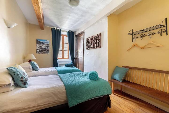 Superb holiday home sleeping up to14 in heart of the Hautes-Pyrenees in Luz-Saint-Sauveur, Nationalpark Pyrenäen