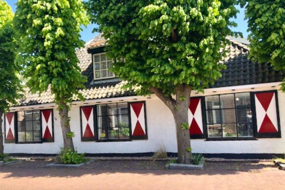 Attraktives Ferienhaus in gemütlichem Dorf am Meer und Dünen. in Egmond-Binnen, Noord-Holland - Nordseeküste