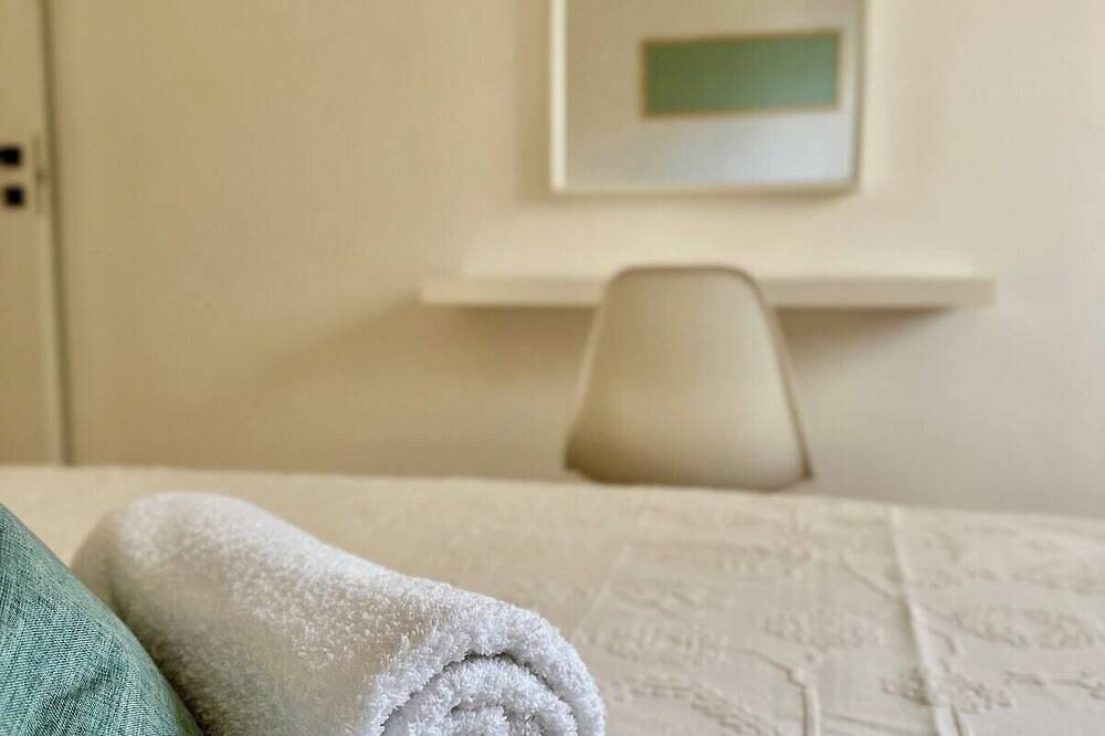 Apartamento entero, Quiet Modern Apartment near Center | Free Street Parking in Oristán, Campidano