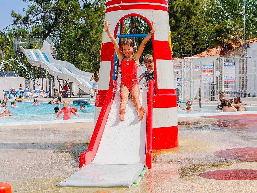 Flower Camping L’Escale du Perthuis - Mobilhome 4 personnes - Standard 26m² 2 chambres + terrasse (coté terre) in La Tranche-sur-Mer, Vendée