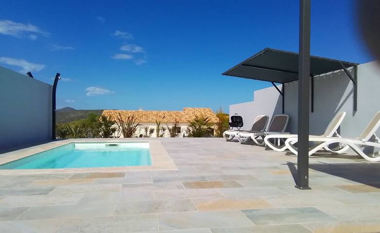 Cottage pour 4 personnes, avec piscine ainsi que terrasse et jardin dans Plage de Lozari