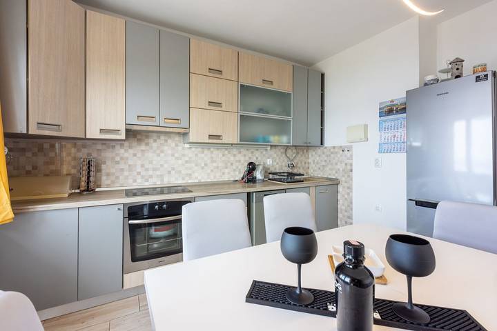 Ganze Wohnung, Charmantes Apartment nur 650 Meter zum Sandstrand mit zwei privaten Balkonen und Meerblick in Crikvenica, Primorje-Gorski Kotar