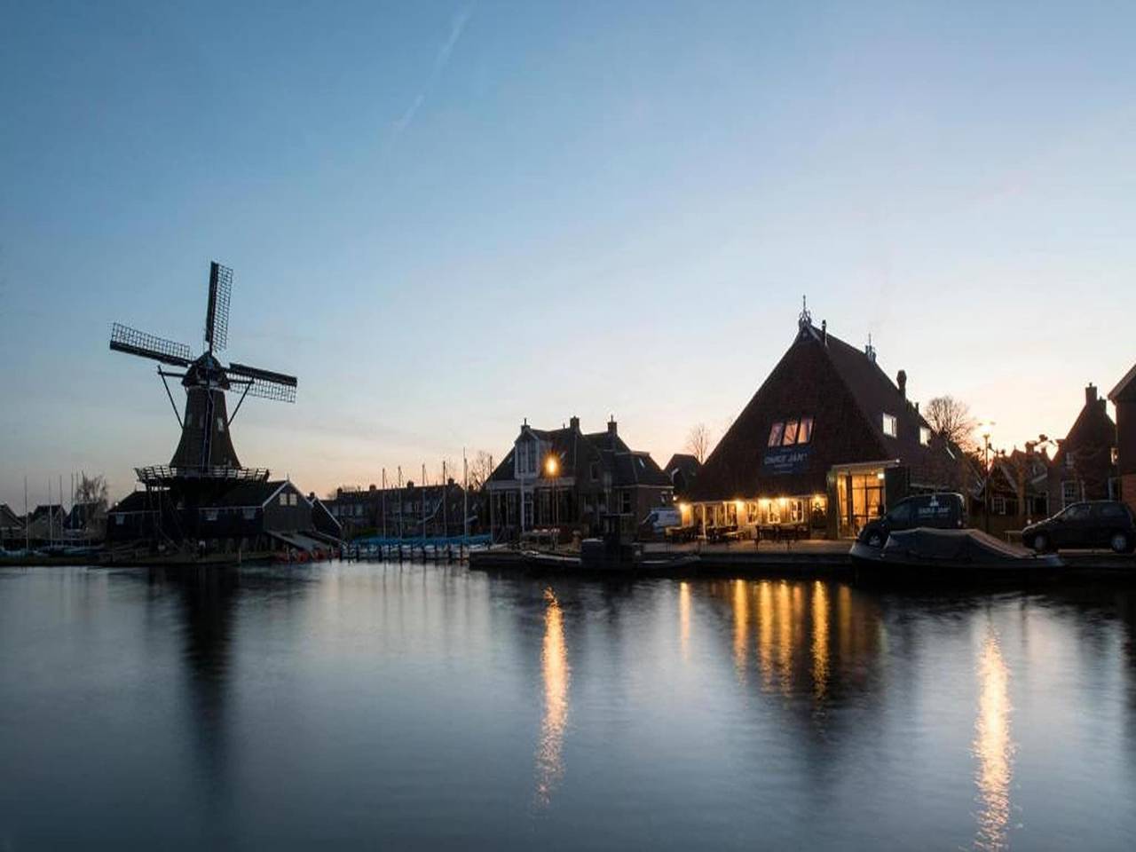 Bauernhaus an den Friesischen Seen mit Anlegestelle in Woudsend, Ijsselmeer