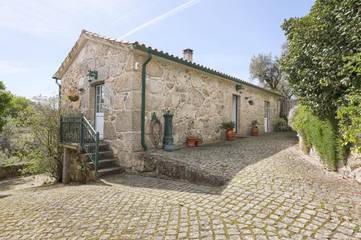 Gîte pour 2 personnes, avec balcon et piscine ainsi que jardin et vue dans Penalva do Castelo