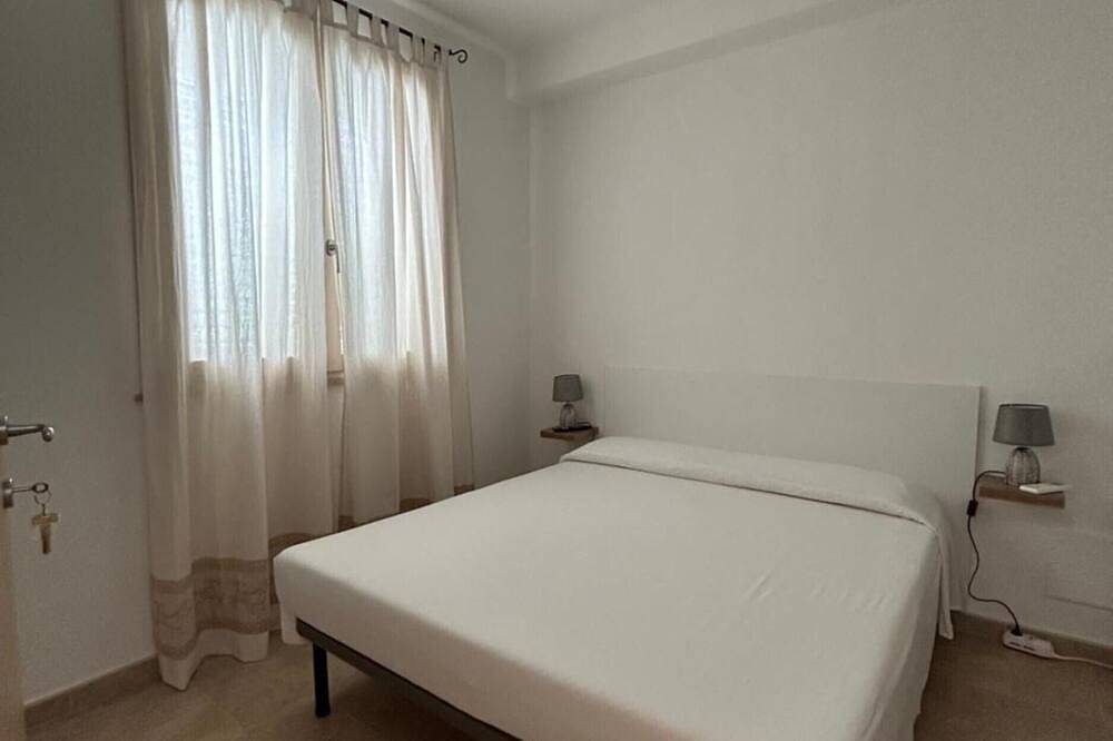 Entire apartment, Room 'L'Angolo- Camera 3' with Shared Terrace, Wi-Fi and Air Conditioning in Porto Torres, Sassari Province