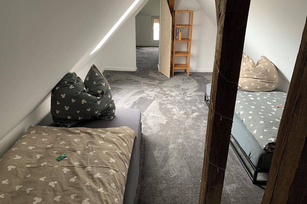 Ganze Wohnung, Neu renovierte Ferienwohnung in ruhiger Lage (großes eingezäuntes Grundstück) in Karow, Plau am See