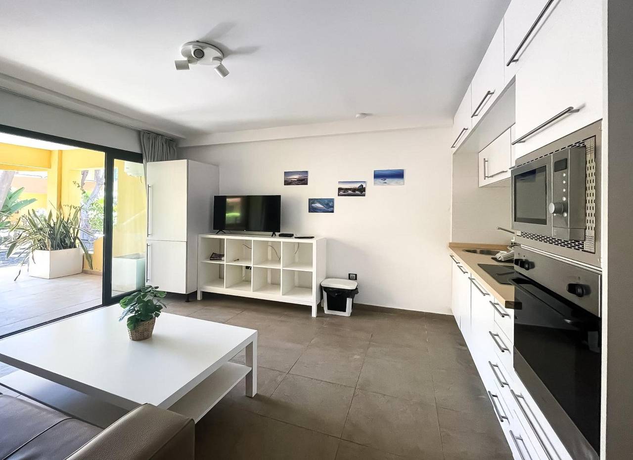 Apartamento entero, Apartamento vacacional 'B-rent Atlantic Garden 181' con piscina, Wi-Fi y aire acondicionado in Corralejo, La Oliva
