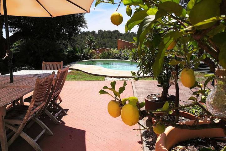 Villa for 6 people, with garden and hot tub as well as pool in Valbonne